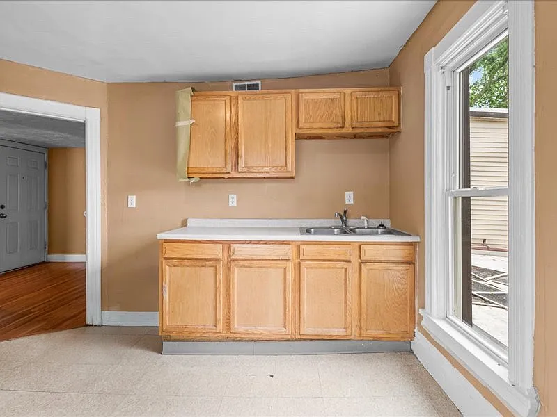 32 Home St SW — Photo 3