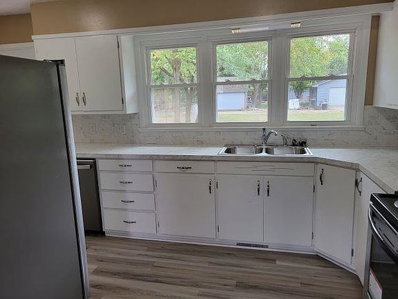 3rd image of 715 W 8th St