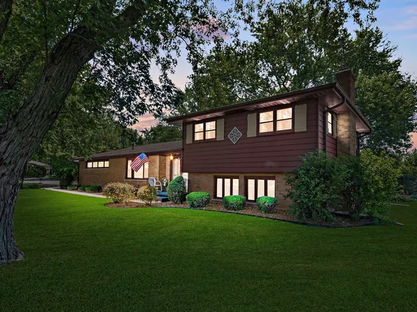 30 E Circle Dr, St. Anne, IL 60964