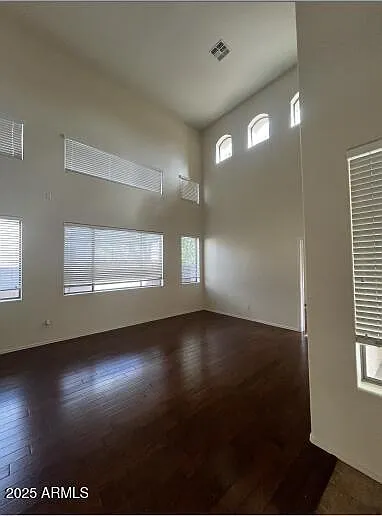 576 E Julian Dr — Photo 2