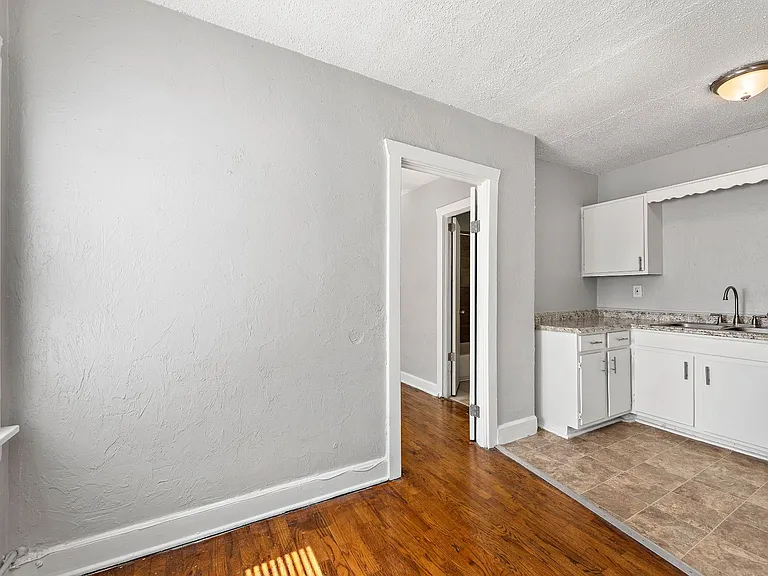 3933 Charlotte St — Photo 20