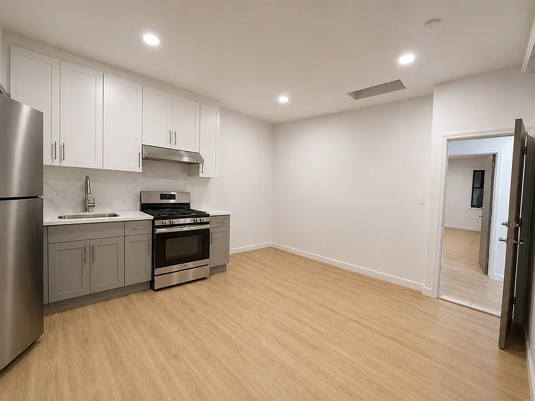 244 Kings Hwy #3A — Photo 1