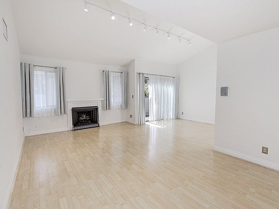 4th image of 10504 Sunland Blvd Unit 5