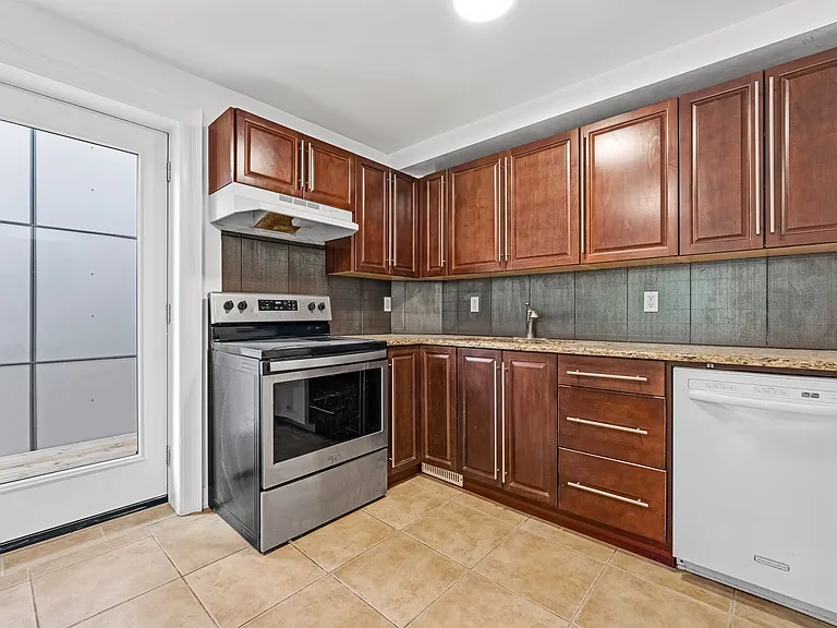 240 Blackburn Ave — Photo 57