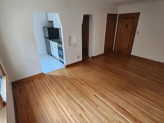 4th image of 227 Montrose Pl APT 203