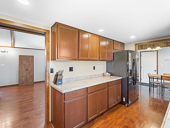 2nd image of 213 E Elm St