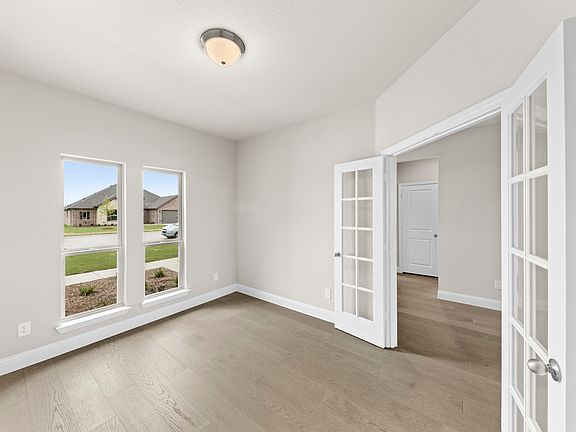4th image of 1613 Radecke Rd