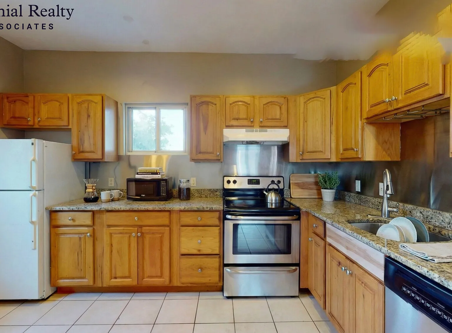 4 bed, 1.5 bath, 1300 sqft, $4,500 — Photo 2