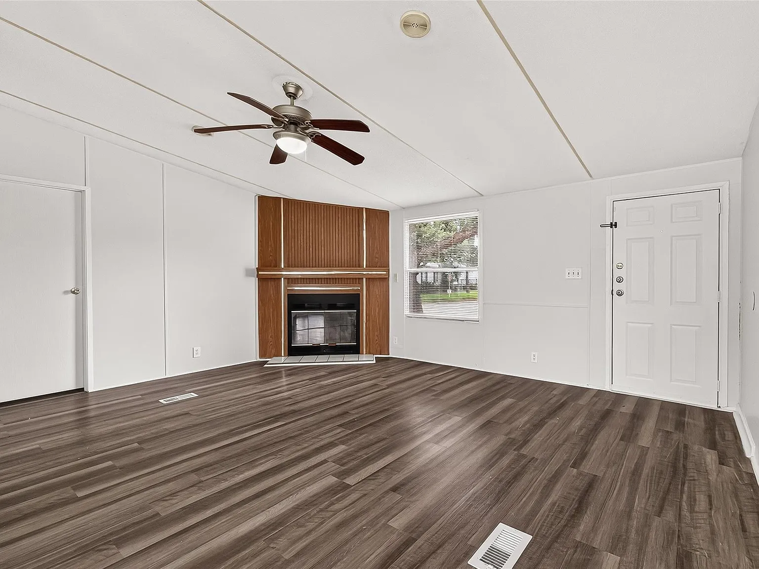 3 bed, 2.0 bath, 1296 sqft, $1,595 — Photo 3