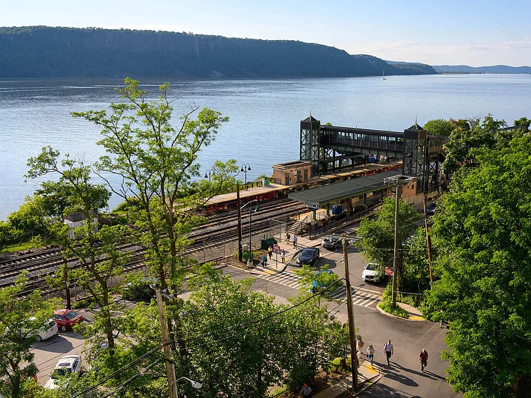 View of Greystone Metro-North Station from Stratus
