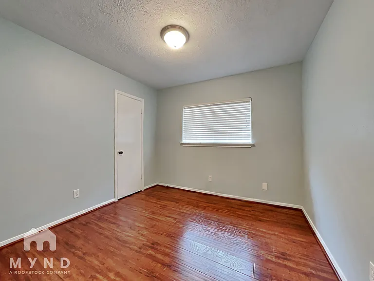 8111 Valeta Dr — Photo 9