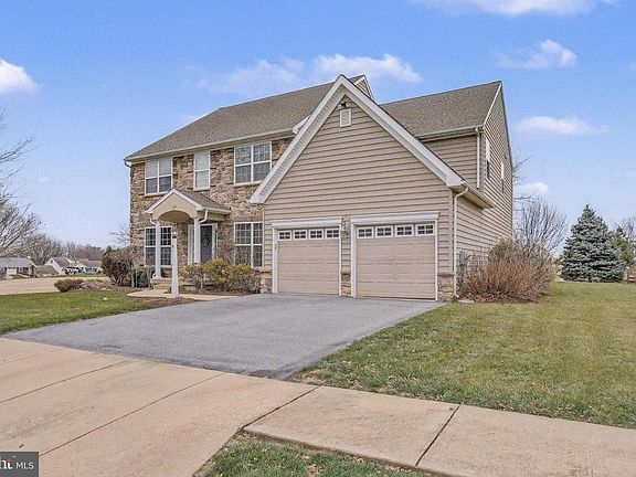 3rd image of 6 Miriam Ct