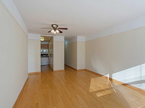 3rd image of 800 W Buena Ave