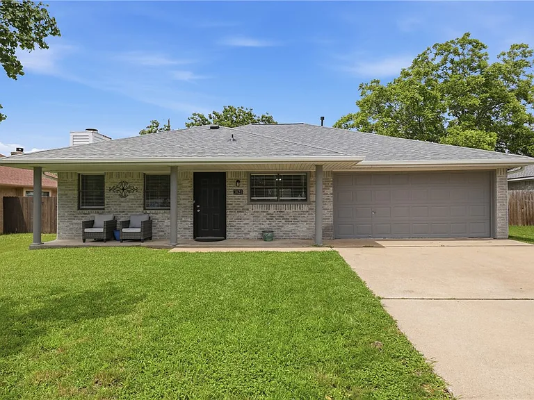 3821 Brighton Dr — Photo 1