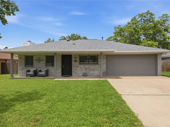 3821 Brighton Dr, Bryan, TX 77802