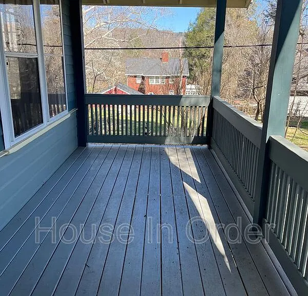127 W Chestnut St — Photo 2