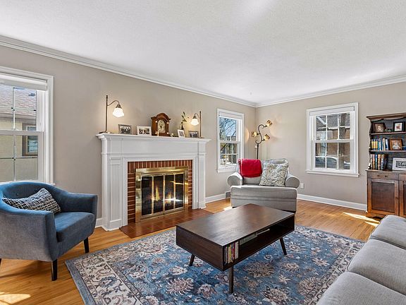 5th image of 1389 Hoyt Ave W