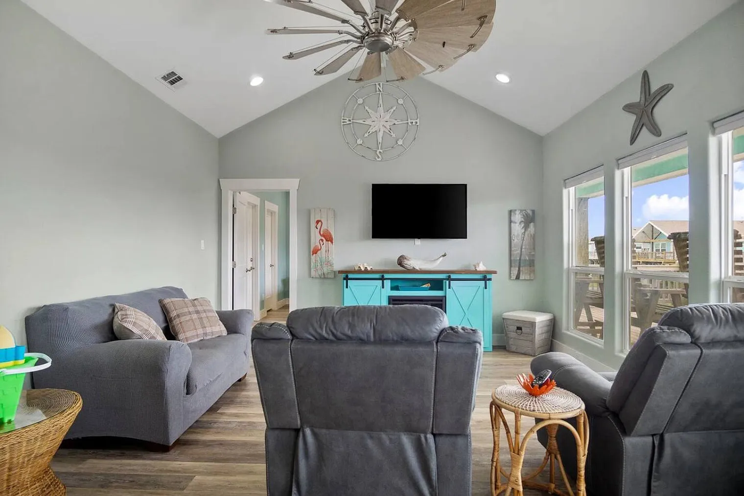 3 bed, 2.0 bath, 1248 sqft, $2,569 — Photo 1