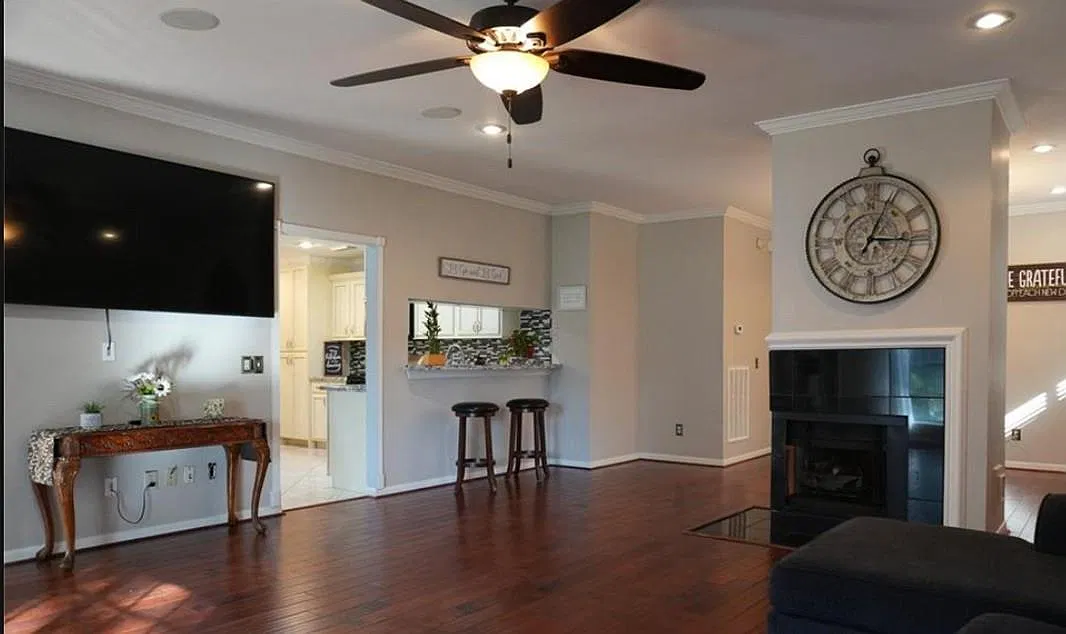 3 bed, 2.0 bath, 2028 sqft, $2,300 — Photo 3