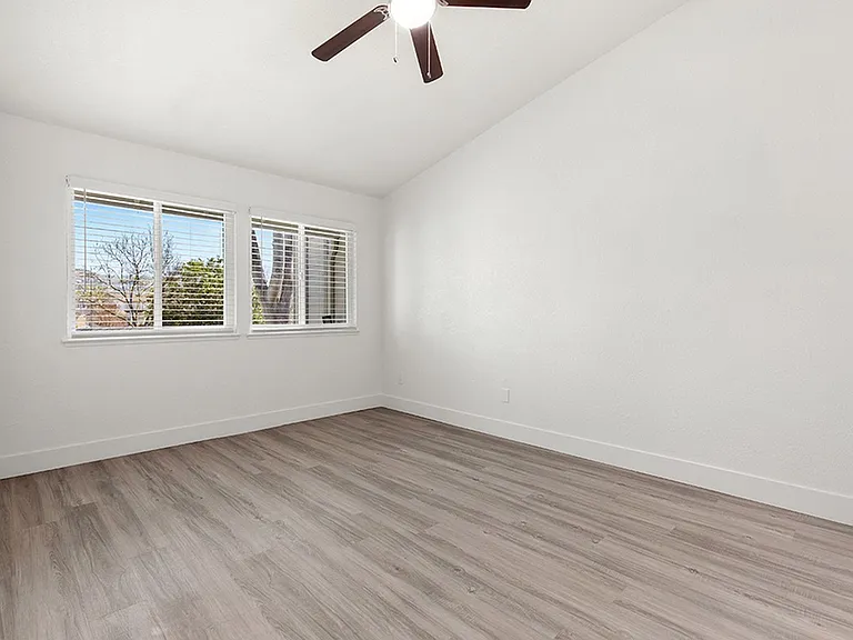 The Huntley Apartments — Photo 12