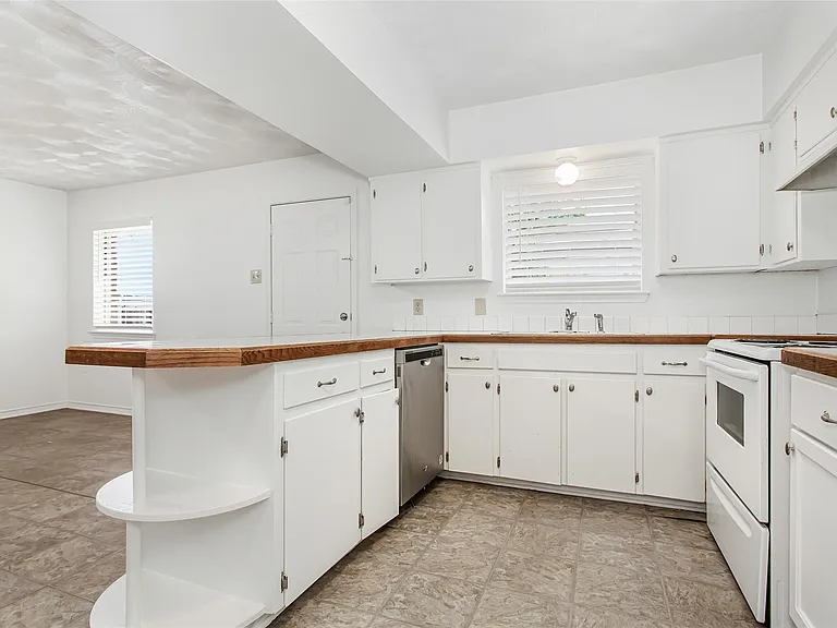 11050 Wyatt St — Photo 12