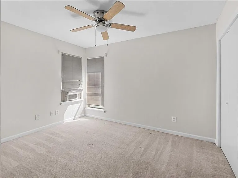 990 Chapman Ln — Photo 5