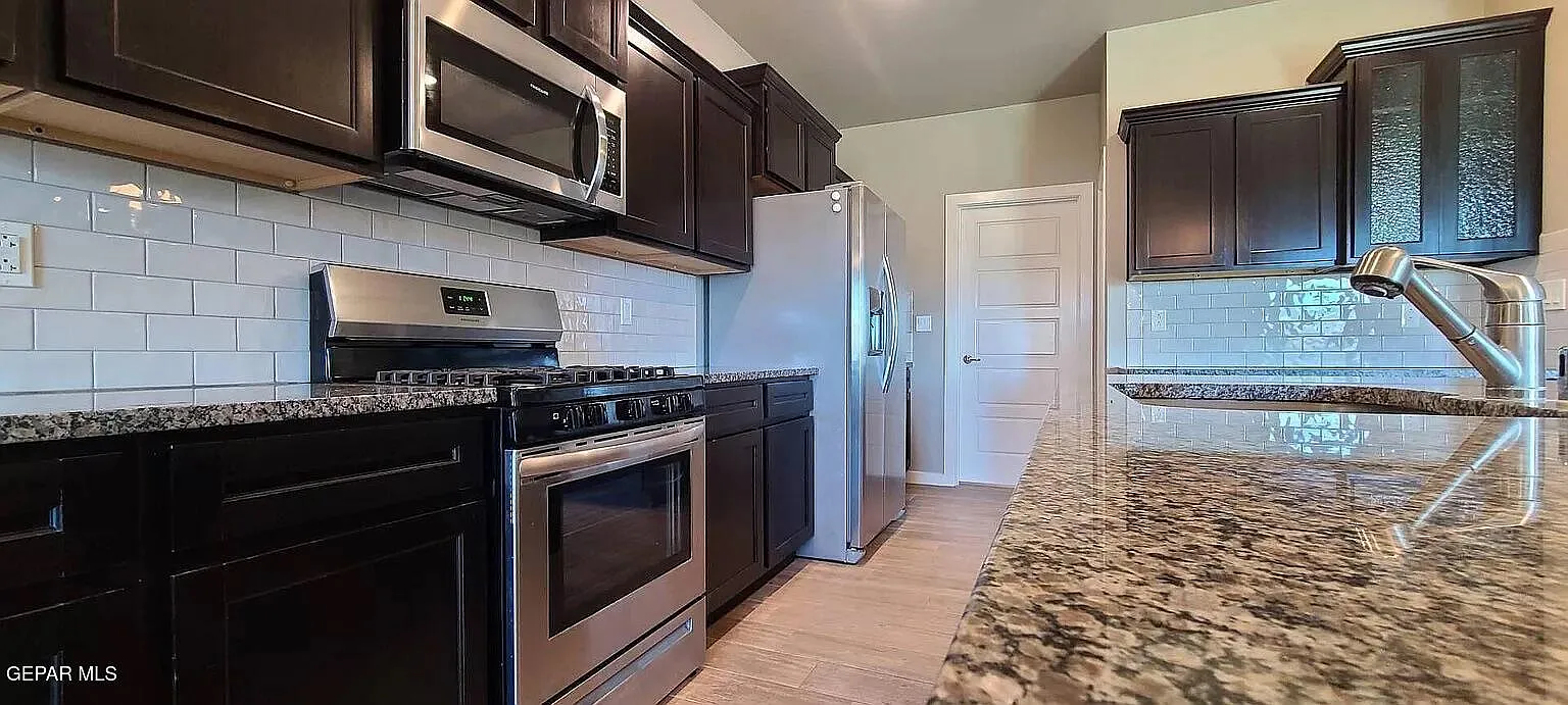 3 bed, 2.5 bath, 1800 sqft, $1,925 — Photo 2