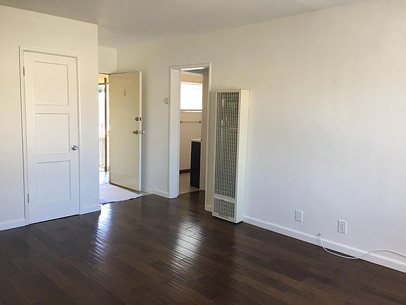 2nd image of 4712 Elmwood Ave APT 5