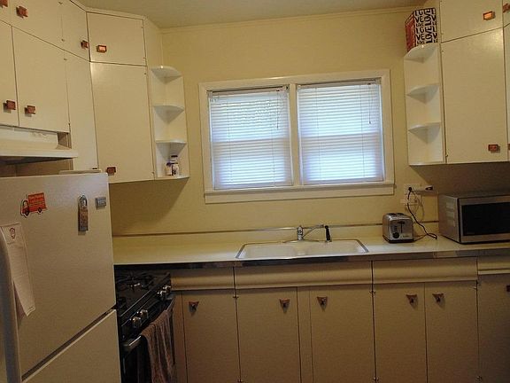 3rd image of 2555 Parke St