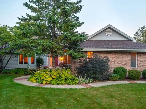 209 N Comanche Ln, Waukesha, WI 53188