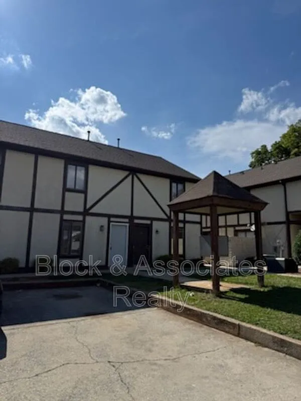 2 bed, 1.5 bath, $895 — Photo 1