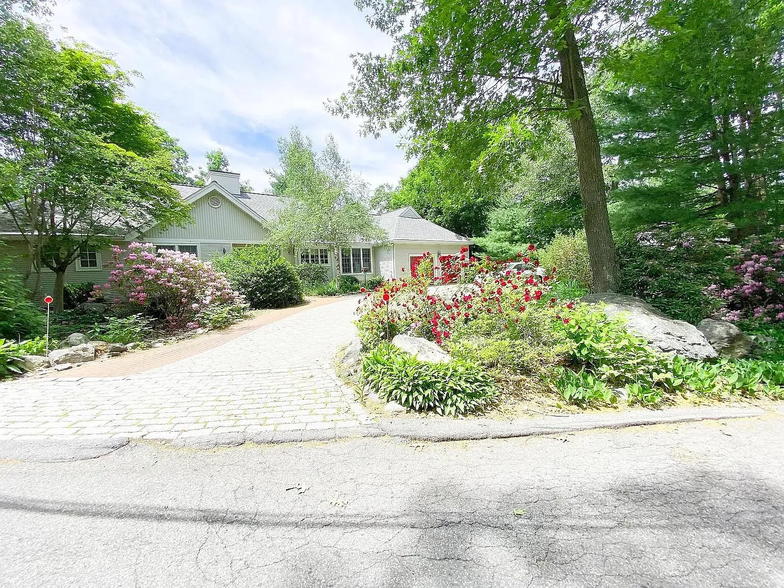 5 bed, 3700 sqft, $6,900 — Photo 1