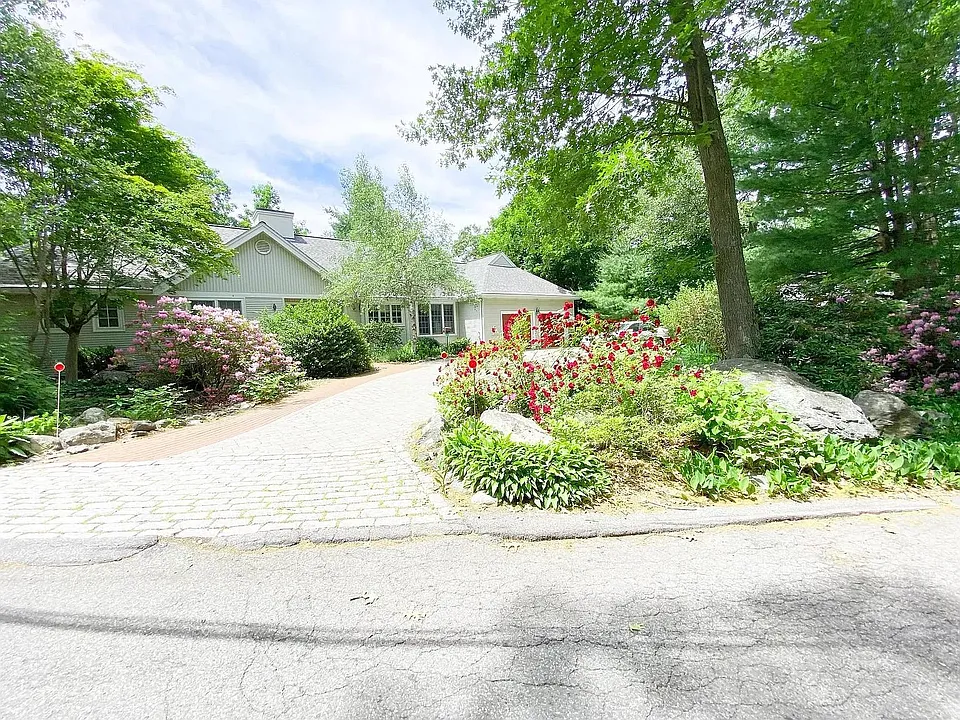 24 Hayes Ln
