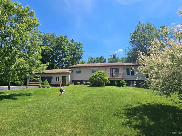 140 Dandelion Ln, Marquette, MI 49855