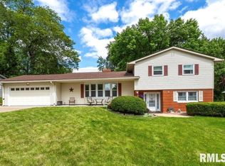 2403 Salem Ct, Bettendorf, IA