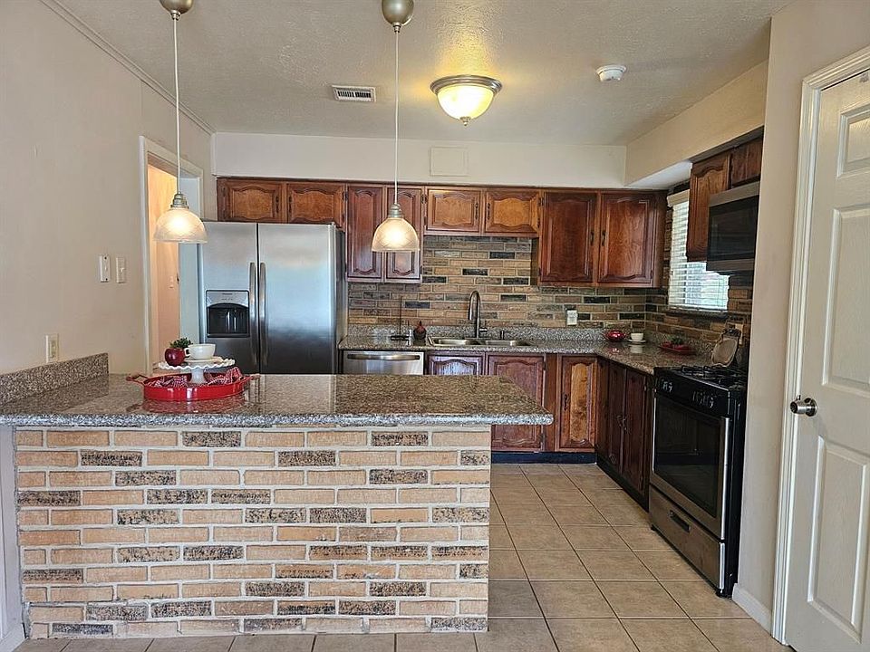 2nd image of 3907 Galway Ln