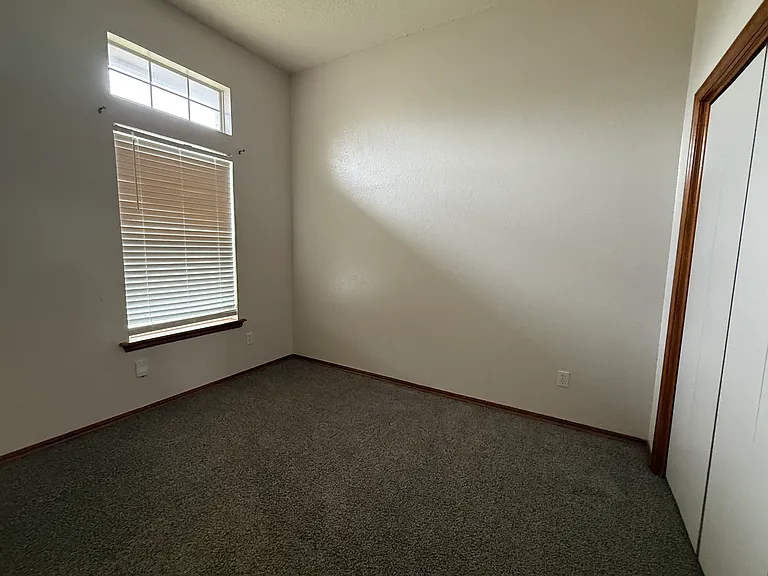 504 Eastridge Dr — Photo 3