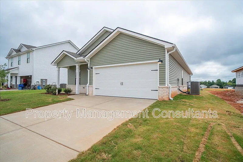 4 bed, 2.0 bath, 1667 sqft, $1,895 — Photo 3