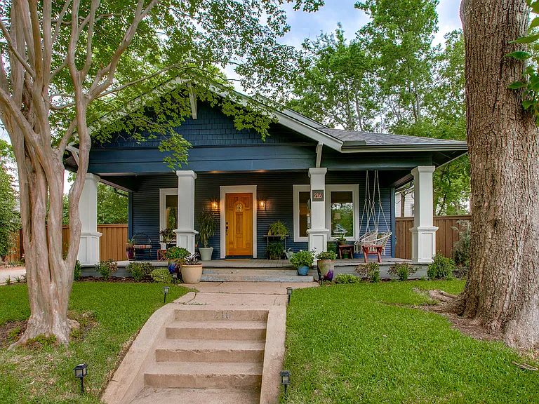 216 N Waverly Dr — Photo 1