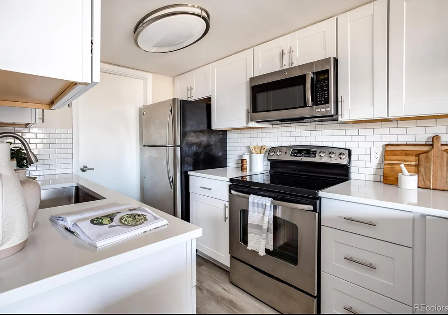 Updated 2 Bed 2 Bath in Denver's Mayfair Neighborhood! — Photo 2