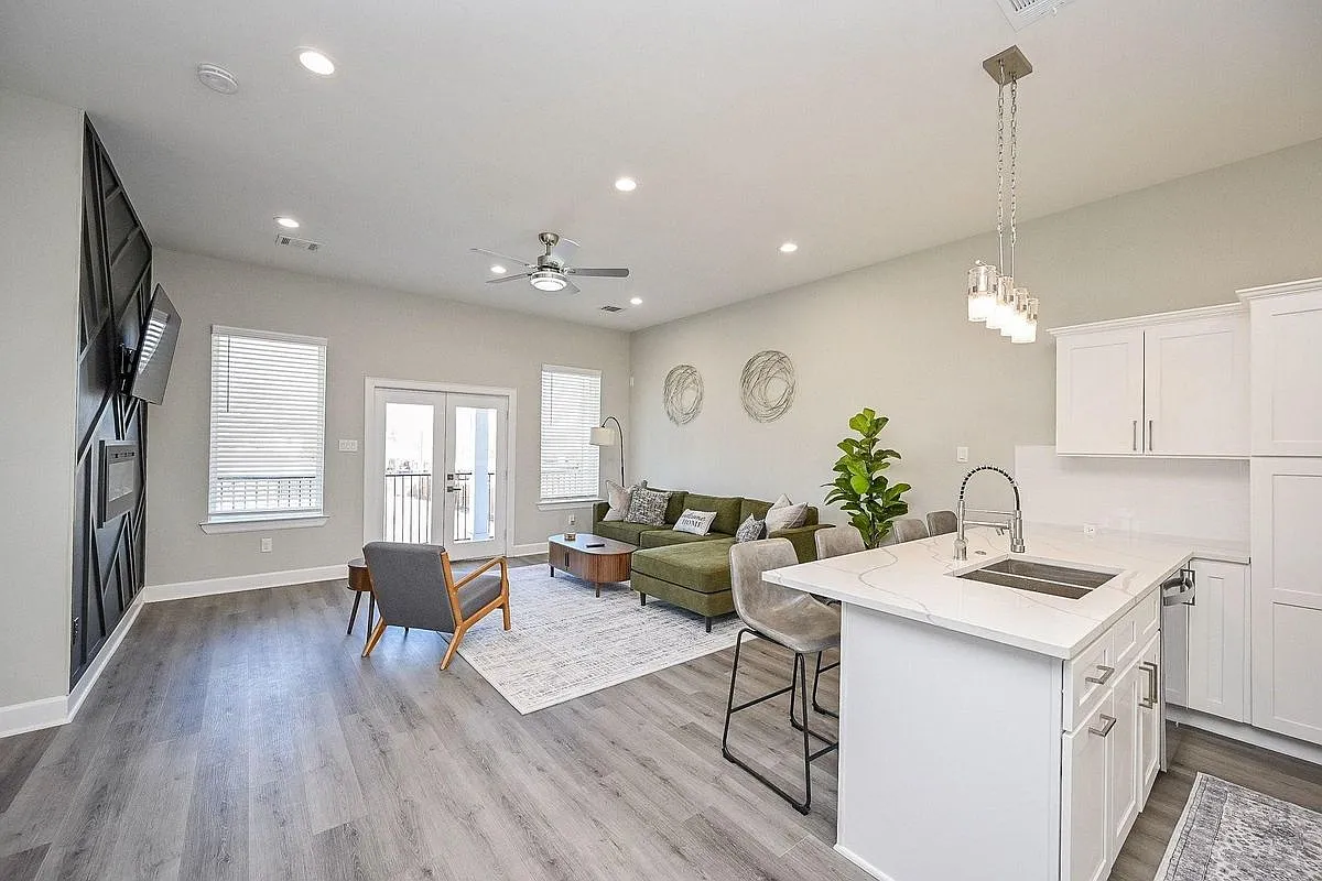 3 bed, 3.5 bath, 1805 sqft, $2,600 — Photo 4
