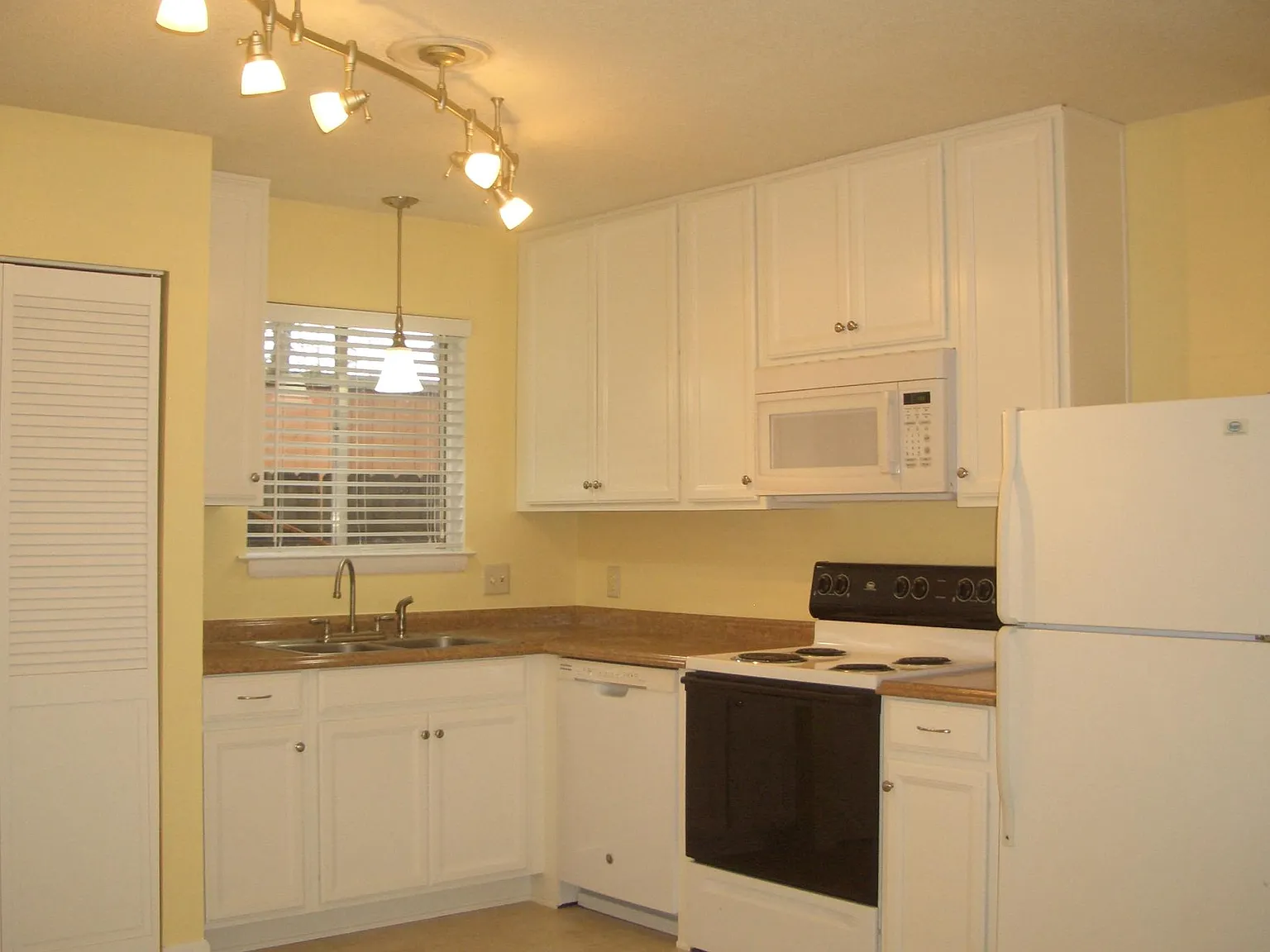 2 bed, 815 sqft, $1,350 — Photo 4