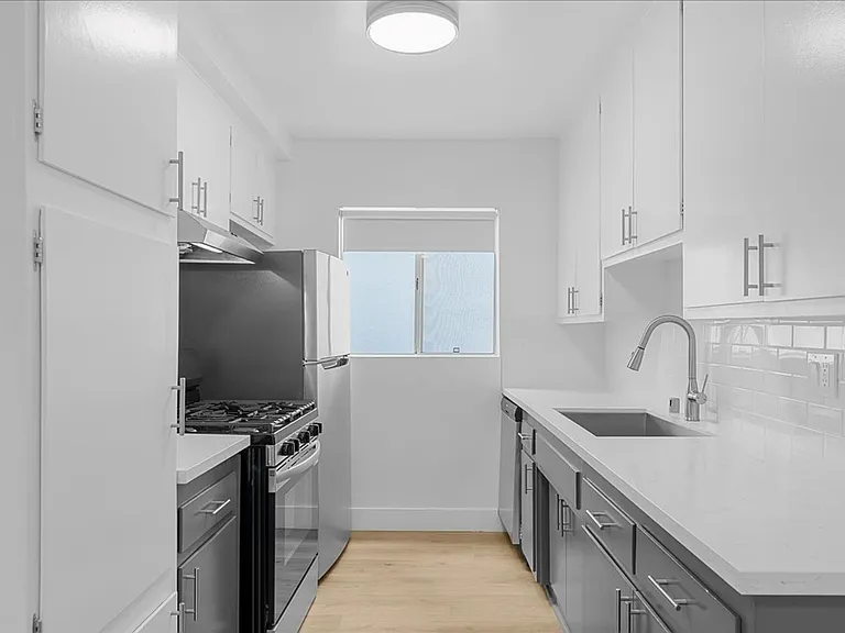 6615 Franklin Ave. — Photo 4