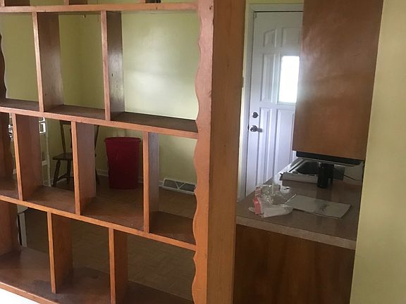 Cool divider between kitchen