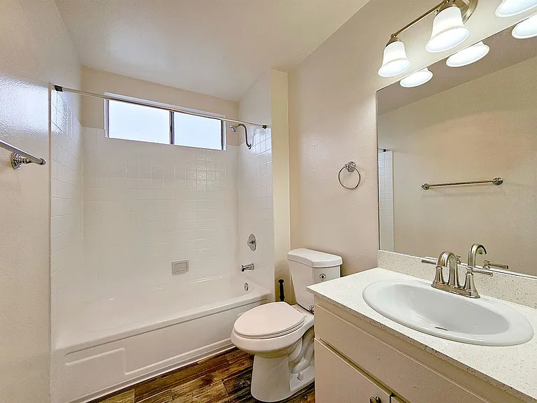 1096 N Mollison Ave — Photo 18