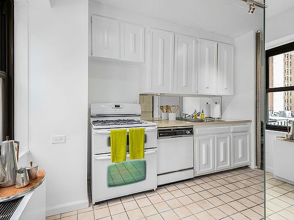3rd image of 160 E 38th St APT 6A