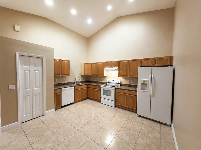 313A Melissa Ave S — Photo 2