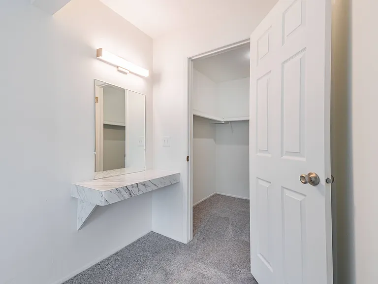 Knollwood Village Apartments — Photo 37