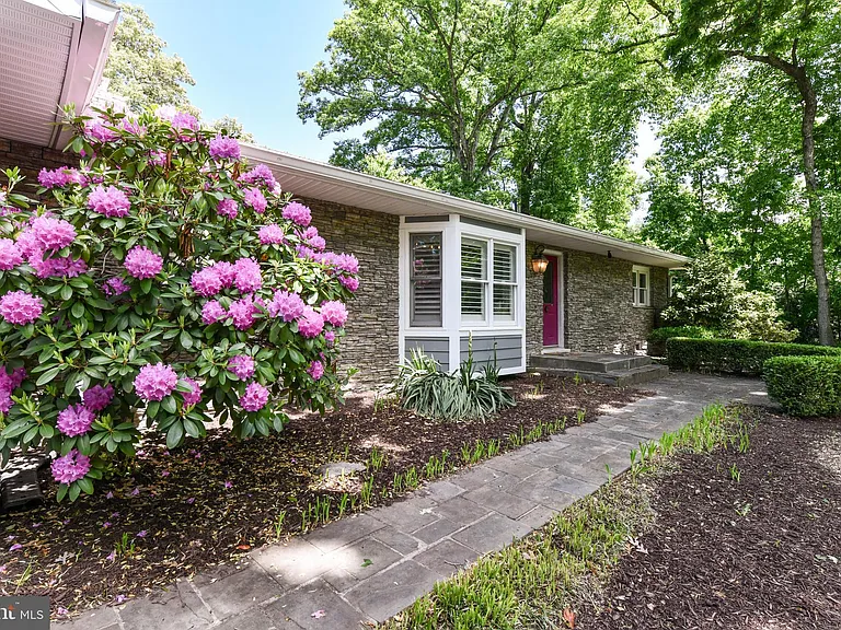 14 Oak Ln — Photo 2