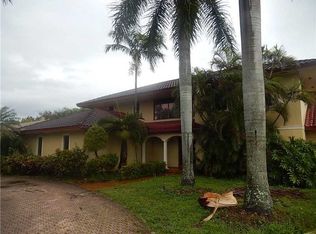 19511 E Oakmont Dr, Hialeah, FL 33015
